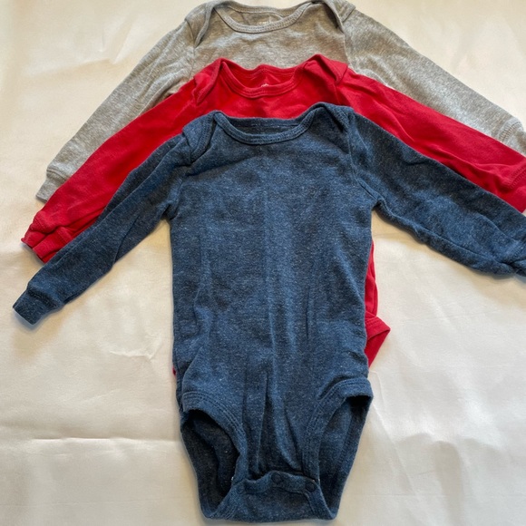 Lot of 9 month clothing. 3 long sleeve onesies (Carter’s) and 3 pants (H&M) - Picture 2 of 5